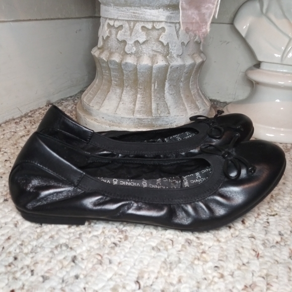 Vionic Matira Bowed Black Leather Ballet Flats - Picture 2 of 10